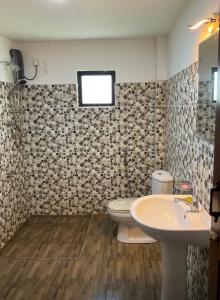 une salle de bains avec toilettes et lavabo dans l'établissement Southern Breeze Homestay Weligama, à Walliwala East 19 autres photos