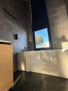 Et badeværelse på Apex Panorama Hotel by YOLO + 53 billeder