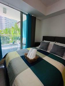 Giường trong phòng chung tại Maldives Suites, Azure Urban Resorts and Residences