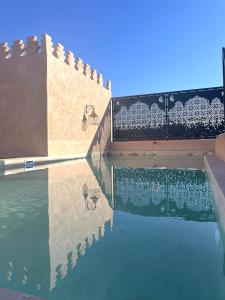 Bazén v ubytování Riad Ksar Al Amal & Spa nebo v jeho okolí