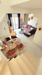 a living room with a table and a couch at Casa Rio Madera in San Pedro del Pinatar