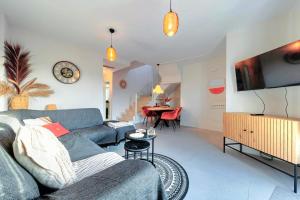 a living room with a couch and a table at Casa Rio Madera in San Pedro del Pinatar