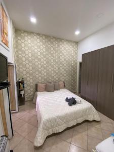 una camera da letto con un letto grande in una stanza di Casa vacanza Vinci house Ercolano a Ercolano