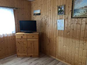 TV a/nebo společenská místnost v ubytování Ferienbungalow Karnitz/Rügen