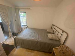 une chambre avec un lit dans une pièce avec une fenêtre dans l'établissement Vacances face au Luberon, à Robion