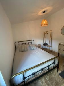 - une chambre avec un lit, une lampe et une commode dans l'établissement Vacances face au Luberon, à Robion