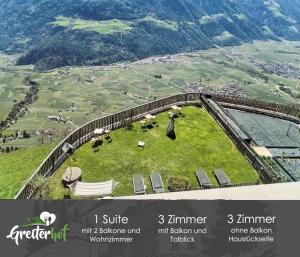 una vista aerea di una collina con sedie sopra di Greiterhof Partschins a Parcines