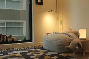 un osito de peluche sentado en el suelo en una habitación en Central Tranquil Master Suite, en Melbourne