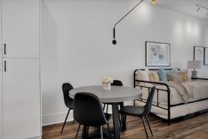a living room with a table and a bed at 204- City loft w parking & BBQ in Atlanta +46 photos