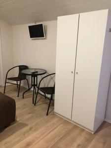 a room with a table and a white cabinet at Nameliai Suaugusiems, Sventojoje in Palanga