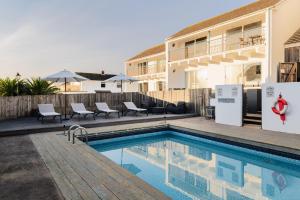 una piscina davanti a una casa di Woolacombe Beach Retreat Apartments a Woolacombe