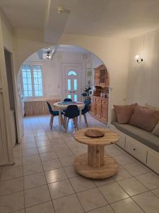a living room with a table and a couch at Le Terminus, Proche gare et centre-ville in Amboise