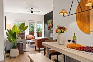 cocina y sala de estar con una mesa con fruta. en Pric kly Pear Villa, en Sedona