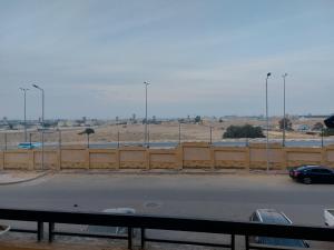 ein Auto, das auf einem Parkplatz neben einem Zaun geparkt ist in der Unterkunft شقة مفروشة للإيجار اليومي في كمبوند جاردينيا سيتي in Kairo