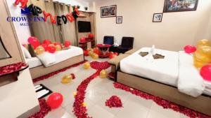 Postel nebo postele na pokoji v ubytování Hotel Crown Inn Multan