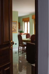 a dining room with a table and chairs at RiHome La Dimora del Rione Serra in Rogliano