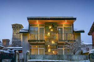 un edificio con luci sulla neve di Korte Boutique Hotel in the Center of Mestia a Mestia