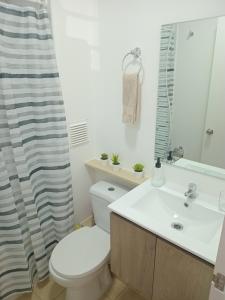 Ванная комната в Dpto Nuevo, Full Equipado, 2D 1B, Céntrico, Mirador del Bio Bio, a minutos del Aeropuerto, Mall, Excelente Conectividad