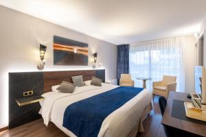 Postel nebo postele na pokoji v ubytování Logis Hotel Arc En Ciel
