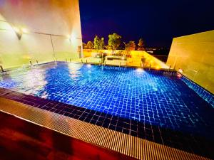 The Podium Kuching Luxury 6pax 3BR HFloor Facing Aeon内部或周边的泳池