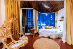 Un dormitorio con una cama y una ventana grande. en Chongqing Liangjiang Yunshangjiangjing B&B, en Chongqing
