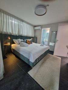 - une chambre dotée d'un grand lit avec un ours en peluche dans l'établissement ספא ספייס, à Safed