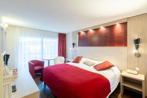 Postel nebo postele na pokoji v ubytování Logis Hotel Arc En Ciel