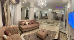 Posezení v ubytování Luxury 3 bedrooms apartment for rent in a sheikh zayed compound