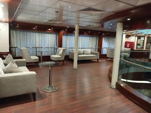 Posezení v ubytování NILE CRUISE ROYAL QUEEN I every Wednesday from ASWAN 3 nights & every Saturday from LUXOR 4 nights