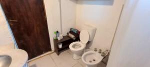 a small bathroom with a toilet and a sink at Casa en Parque Lago (Mar de Cobo) in Mar de Cobo
