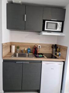 Afbeelding uit fotogalerij van Faubourg des voyageurs 4 - Studio climatisé 2 personnes - proche axe autoroute in Saran