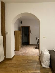 a living room with a bed and a hallway at GolfHouseApartment in Bocenago