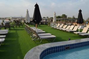 Bazén v ubytování NILE CRUISE ROYAL QUEEN I every Wednesday from ASWAN 3 nights & every Saturday from LUXOR 4 nights nebo v jeho okolí