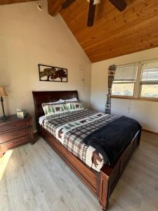 Sequoia River Front Cabins客房内的一张或多张床位
