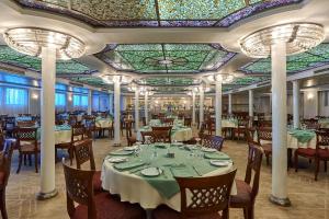 Restaurace v ubytování NILE CRUISE ROYAL QUEEN I every Wednesday from ASWAN 3 nights & every Saturday from LUXOR 4 nights