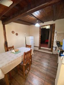 Η κουζίνα ή μικρή κουζίνα στο Hospedaje FliaMaria