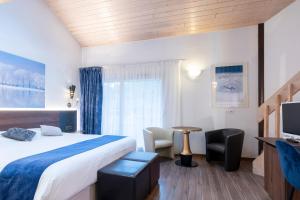 Postel nebo postele na pokoji v ubytování Logis Hotel Arc En Ciel