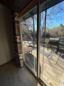 Sequoia River Front Cabins的阳台或露台