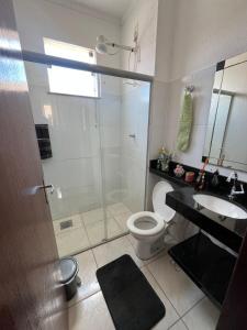 a bathroom with a shower and a toilet and a sink at Apartamento Família Feliz in Capitólio