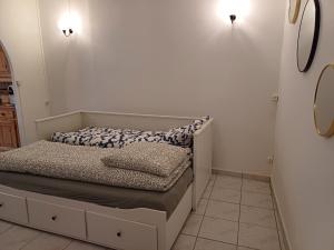 a small bedroom with a bed and two lights at Le Terminus, Proche gare et centre-ville in Amboise +7 photos
