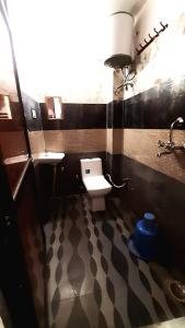 baño con 2 lavabos y aseo en una habitación en Gladden Villa, en Udaipur