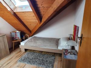 a bedroom with a bed and a wooden ceiling at Ferienwohnung Wangerooge in Burhave in Butjadingen
