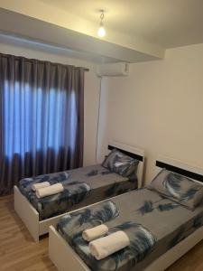 Giường trong phòng chung tại Genti Apartament