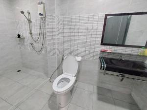a bathroom with a toilet and a shower at Lynn Living (ลินน์ ลิฟวิ่ง) in Ban Non Muang +3 photos