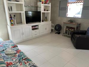 a living room with a tv and a couch at Lar do Mar proximo veneza water park in Paulista