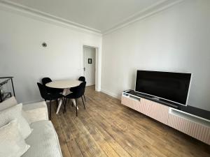 Televízia a/alebo spoločenská miestnosť v ubytovaní Le Voltaire apartment - Paris Center