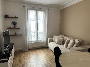 Televízia a/alebo spoločenská miestnosť v ubytovaní Le Voltaire apartment - Paris Center
