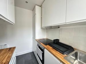 Kuchyňa alebo kuchynka v ubytovaní Le Voltaire apartment - Paris Center