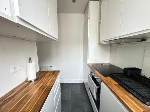 Kuchyňa alebo kuchynka v ubytovaní Le Voltaire apartment - Paris Center