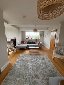 埃克塞特Stunning home with magnificent views in East Devon的带沙发和桌子的客厅